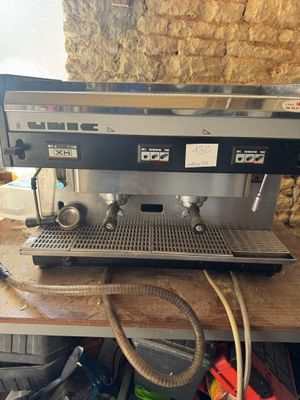 une machine à café posée sur une table