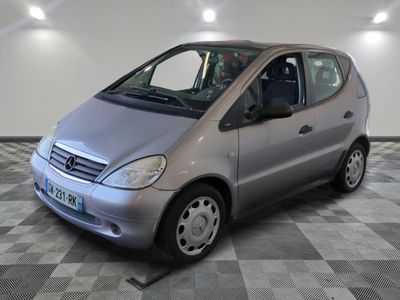 la photo d'une voiture argentée garée dans un garage