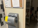 un distributeur de papier toilette dans des toilettes publiques