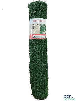 un gros plan sur un rouleau d'herbe verte sur fond blanc