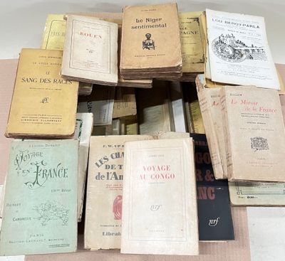 de nombreux livres anciens empilés les uns sur les autres sur une table