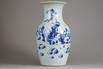 Vase balustre en porcelaine bleu blancChine, début du XXe si…