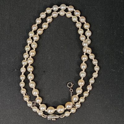 collier en perles et argent orné d'une croix