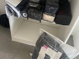 de nombreux sacs posés sur une étagère dans une pièce