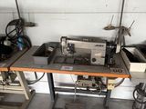 une machine à coudre posée sur une table dans un garage
