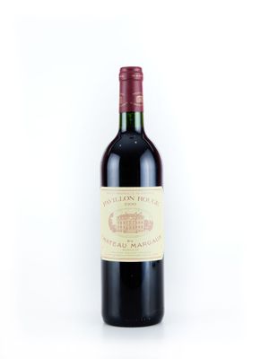 une bouteille de vin posée sur une table