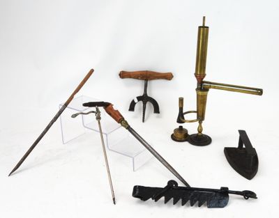 de nombreux outils posés sur une surface blanche