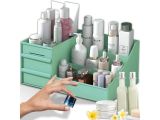 la main d'une femme tenant un flacon de lotion à côté d'une boîte de produits de beauté