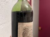 une bouteille de vin que quelqu'un tient à la main