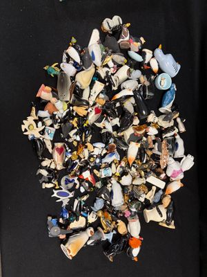 un t-shirt noir orné d'une multitude de petits objets