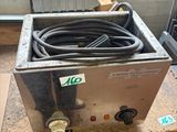 une machine posée sur un comptoir
