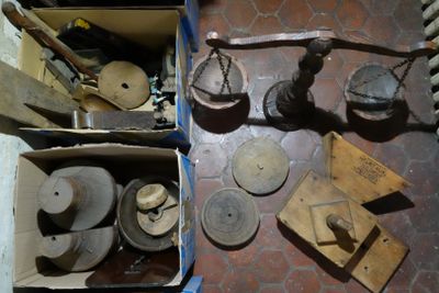 LOT d'objets en bois : balance en bois, moulin HEURTAUX GEUK… - Photo 1