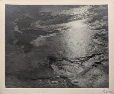photographie en noir et blanc d'un plan d'eau sur lequel déferlent des vagues