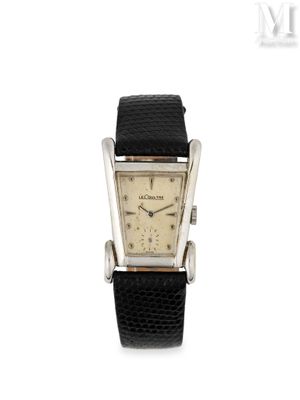 gros plan d'une montre sur fond blanc avec un bracelet noir