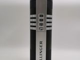 un briquet noir et argent posé sur une table blanche