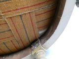 un gros plan d'une chaise sur laquelle est posé un bâton en bois