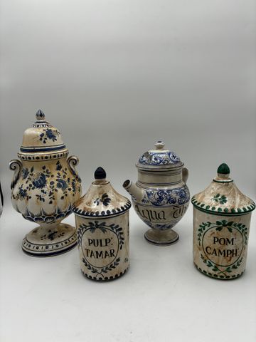 Trois pots couverts et pot/pichet en faïence polychrome. éclats