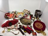plusieurs objets posés ensemble sur une table