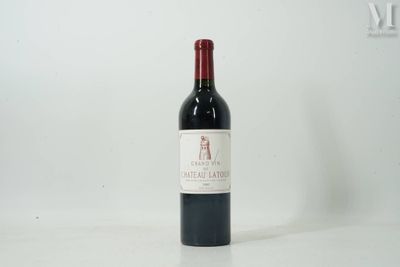 une bouteille de vin posée sur une table