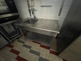 une cuisine avec un évier et une cuisinière