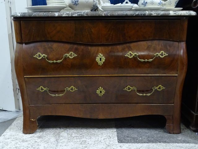 Commode façade mouvementée en acajou et placage d’acajou ouvrant ...