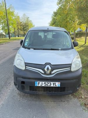 La voiture est garée sur le bord de la route, près de l'herbe.