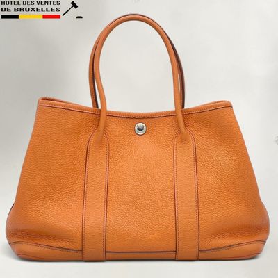 un sac à main en cuir marron sur fond blanc
