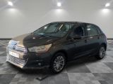 la photo d'une voiture noire garée dans un garage