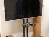 un téléviseur à écran plat posé sur un meuble dans une pièce