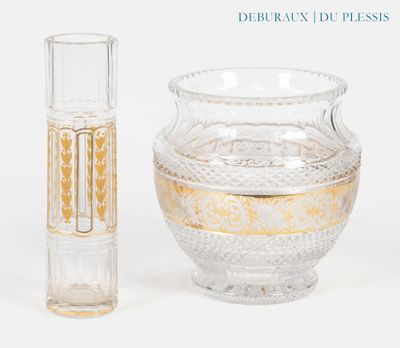 un vase en verre et une bouteille en verre placés l'un à côté de l'autre