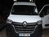 une camionnette blanche garée dans un garage