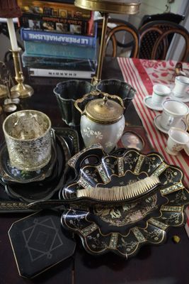 une table sur laquelle sont posées de nombreuses tasses à thé et à café