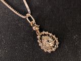 gros plan d'un collier sur une surface noire