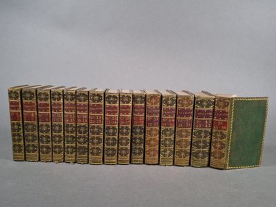 un groupe de livres superposés sur une table