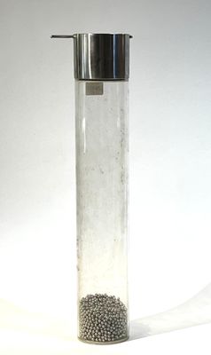 un grand vase en verre muni d'un couvercle et d'un couvercle métallique