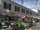 de nombreuses tables et chaises à l'extérieur du restaurant