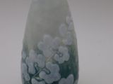 un vase blanc orné de fleurs bleues et blanches