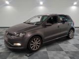 La Volkswagen Polo grise est garée dans une pièce dont le sol est en damier.