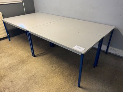 une table vide dans une pièce avec un radiateur, un radiateur, un radiateur, un radiateur, un radiateur, un radiateur, un radiateur, un radiateur