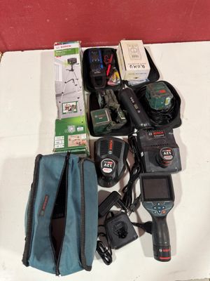 un grand nombre d'outils posés sur une table