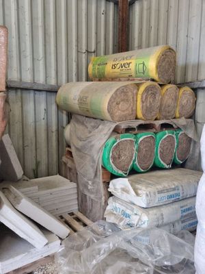 une pile de rouleaux de ciment dans une zone de stockage