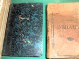 deux vieux livres posés sur une table