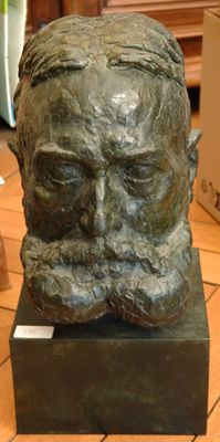 une statue représentant un homme barbu et moustachu