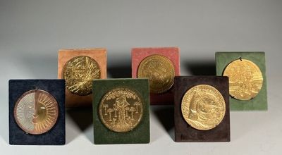 six types différents de pièces d'or sont exposés en rangée