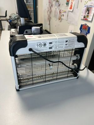 un radiateur noir et blanc posé sur un plan de travail blanc