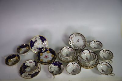 beaucoup de petites assiettes et de tasses sur la table