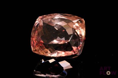 une image représentant un diamant rose sur un fond noir