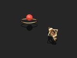 deux bagues en or et une bague en corail