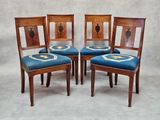 trois chaises en bois avec des coussins rembourrés bleus