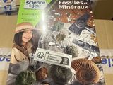 Le livre est posé sur une boîte en carton posée sur une table.
